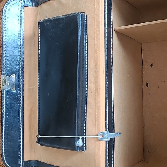 Vintage Black Leather Photographer's Camera/Equipment Bag - Picture 4 of 16